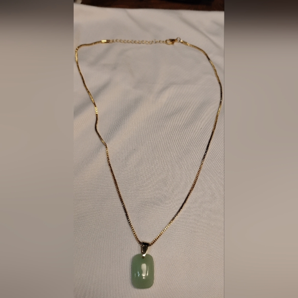 Vintage Green Gemstone Pendant Necklace • Gold Tone Box Chain • Minimalist Jade- - Picture 4 of 5